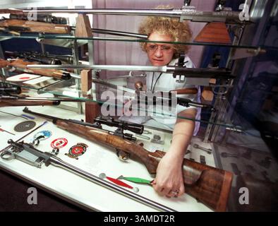 18. Mai 2000 - USA - KRT US NEWS STORY SLUGGED: NRA KRT FOTO VON CHRISTOPHER A. RECORD/CHARLOTTE OBSERVER (18. Mai) Dixie Stratton arrangiert Waffen am Stand ihres Mannes im Charlotte Convention Center in Charlotte, North Carolina. Die National Rifle Association beginnt hier am 19. Mai 2000. (CH) PL KD 2000 (Horiz) (mvw) (Kreditbild: © Charlotte Observer/mct/ZUMAPRESS.com) Stockfoto
