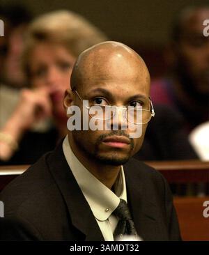 24. Mai 2000 - USA - KRT US NEWS STORY SLUGGED: LEWIS KRT POOL FOTO VON KIMBERLY SMITH/ATLANTA JOURNAL CONSTITUTION ATLANTA, GEORGIA, 24. Mai - Reginald Oakley blickt vom Verteidigungstisch auf, als Christopher Shinholster am Mittwoch, 25. Mai 2000 im Obersten Gerichtshof des Fulton County aussagt. Oakley, Ray Lewis und Joseph Sweeting werden wegen Mordes an Richard Lollar und Jacinth Baker angeklagt, die am Morgen nach dem Super Bowl in Atlanta, Georgia, erstochen wurden. (AJC) PL KD BL 2000 (Horiz) (mvw) -- KEINE KARTEN, KEINE VERKÄUFE (Kreditbild: © PHOTOGNOSOURCE/mct/ZUMAPRESS.com) Stockfoto