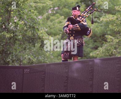 29. Mai 2000 - USA - KRT US NEWS STORY SLUGGED: MEMORIALDAY KRT FOTO VON EVA-LOTTA JANSSON/KRT WASHINGTON, D.C., 20. Mai -- Dudelsackspieler Christopher Jackson spielt während einer Gedenkfeier am Vietnam Memorial in Washington, Montag. Veteranen aus dem ganzen Land versammelten sich an diesem Gedenktag an der Mauer. (KRT) PL BL KD 2000 (HORIZ.) (kn) (Bild: © PHOTOGNOSOURCE/mct/ZUMAPRESS.com) Stockfoto