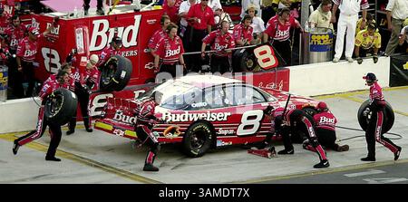 28. Mai 2000 - USA - KRT SPORTS STORY SLUGGED: COCACOLA500 KRT FOTO VON CHRISTOPHER A. RECORD/CHARLOTTE OBSERVER CONCORD, NORTH CAROLINA , 28. Mai -- die Crew von Dale Earnhardt Jr arbeitet an seinem Auto während eines Boxenstopps unter grüner Flagge während des Rennens Coca Cola 600 auf dem Lowes Motor Speedway in Concord, North Carolina. (CH) PL KD 2000 (Horiz) (mvw) (Kreditbild: © Charlotte Observer/mct/ZUMAPRESS.com) Stockfoto