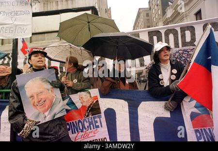 21. Juli 2000 - USA - KRT WORLD NEWS STORY SLUGGED: PINOCHET KRT FOTO VON HELEN HUGHES/KRT (21. Juli) Anhänger des ehemaligen chilenischen Diktators Augusto Pinochet protestieren vor dem Gebäude des Obersten Gerichtshofs in Santiago, Chile, 20. Juli. Zwanzig Richter des Obersten Gerichtshofs in Chile haben begonnen, über das Schicksal des ehemaligen Diktators zu beraten. (KRT) PL BL KD 2000 (HORIZ.) (kn) (Bild: © PHOTOGNOSOURCE/mct/ZUMAPRESS.com) Stockfoto