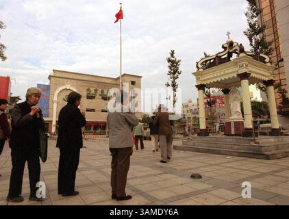 28. September 2000 - STEMPEL, USA - KRT WORLD NEWS STORY SLUGGED: CHINA KRT FOTO VON RICKY WONG (29. September) Pekinger Katholiken beten vor der St. Joseph Statue in der St. Joseph's Cathedral, in Peking, China 28. September. Die Kontroverse um Chinas erste Heilige nahm am Freitag eine hässliche Wende, als von der Regierung kontrollierte chinesische Nachrichtenmedien behaupteten, dass einige der 120 Katholiken, die am Sonntag heiliggesprochen werden, Vergewaltiger, Diebe und Drogendealer seien. (KRT) PL BL KD 2000 (HORIZ.) (kn) (Bild: © PHOTOGNOSOURCE/mct/ZUMAPRESS.com) Stockfoto