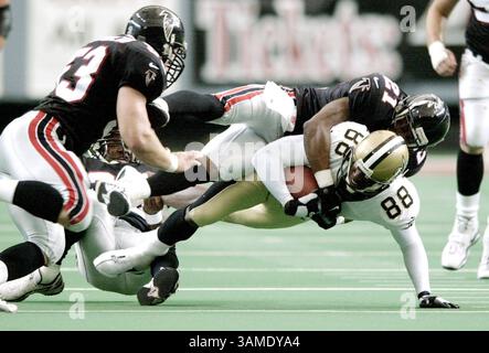 22. OKTOBER 2000 - STEMPEL, USA - KRT SPORTS STORY SLUGGED: FALCONS-SAINTS KRT FOTO VON ROBERT SEAY/MACON TELEGRAPH (22. OKTOBER) ATLANTA, GEORGIA -- New Orleans Saints Willie Jackson, 88 Jahre alt, wird nach einem Sieg von den Atlanta Falcons Elijah Williams, 21 Jahre alt, und Falcons Mark Simoneau 53 während ihres Spiels in Atlanta, Georgia, angegriffen. Die Heiligen besiegten die Falken mit 21:19. (MA) PL BL KD 2000 (HORIZ.) (kn) (Kreditbild: © Macon Telegraph/mct/ZUMAPRESS.com) Stockfoto