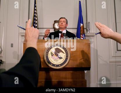 13. November 2000 - US-KRT US-NACHRICHTENGESCHICHTE SCHLEPPTE: MCVEIGH KRT FOTO VON CHUCK KENNEDY (11. Mai) WASHINGTON, D.C. - Generalstaatsanwalt John Ashcroft beantwortet Fragen während einer Pressekonferenz, in der er ankündigte, dass er Timothy McVeighs Hinrichtung um einen Monat verzögert. Ashcroft erklärte, dass eine Untersuchung der Entdeckung stattfinden werde, dass Tausende von Seiten Dokumente im Zusammenhang mit dem Fall erst in dieser Woche an McVeighs Anwälte weitergegeben wurden. (KRT) NC KD BL 2001 (Horiz) (Bild: © PHOTOGNOSOURCE/mct/ZUMAPRESS.com) Stockfoto