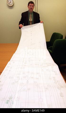 26. Mai 2002 - USA - KRT US-NEWS-STORY SLUGGED: MISSLEDEFENSE KRT-FOTO VON GEORGE BRIDGES (2. Juni) der Kongressforscher Steve Hildreth zeigt ein Diagramm, das die Entwicklung der Raketentechnologie in den USA seit 1944 dokumentiert. Das Dokument erstreckt sich über eine Länge von 12 Fuß und deckt die Raketentechnologie bis 1995 ab. (KRT) PL BL KD 2000 (Digitalbild) (Vert) (KN) (Kreditbild: © PHOTOGNOSOURCE/mct/ZUMAPRESS.com) Stockfoto