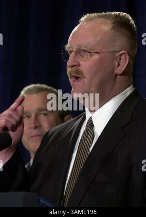 5. März 2001 - USA - KRT STAND ALONE US NEWS STORY SLUGGED: BUSH-FEMA KRT FOTO VON PETE SOUZA/CHICAGO TRIBUNE (5. März) WASHINGTON, DC -- Joe Allbaugh, Direktor der Federal Emergency Management Agency (FEMA) spricht nach seiner Vereidigung bei einer Zeremonie, an der Präsident George W. Bush, links, Montag, 5. März 2001 teilnahm. (KRT) PL KD BL 2001 (Vert) (gsb) (Kreditbild: © Chicago Tribune/mct/ZUMAPRESS.com) Stockfoto