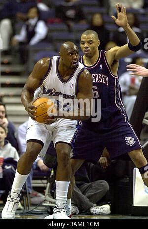 März 10, 2001 - USA - KRT SPORTS STORY SLUGGED: NETS-WIZARDS KRT FOTO VON HARRY E. WALKER (10. März) WASHINGTON, D.C. - Washington Wizards' Jahidi White (55) wird von New Jersey Nets' Kenyon Martin (6) Samstagabend im MCI Center in Washington, DC verteidigt. (KRT) PL KD BL 2000 (Vert) (hew) (digitales Bild: © PHOTOGNOURCE/ZUMAPRESS.com) Stockfoto