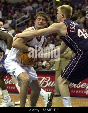 10. März 2001 - USA - KRT SPORTS STORY SLUGGED: NETS-WIZARDS KRT FOTO VON HARRY E. WALKER (10. März) WASHINGTON, D.C. - Christian Laettner der Washington Wizards (links) kämpft mit Evan Eshmeyer von New Jersey Nets (42) Samstagabend im MCI Center in Washington, D.C. (KRT) PL KD BL 2000 (Vert) (hew) (digitales Bild) (Credit Image: © photognoct/ZUMAPRESS.com) Stockfoto