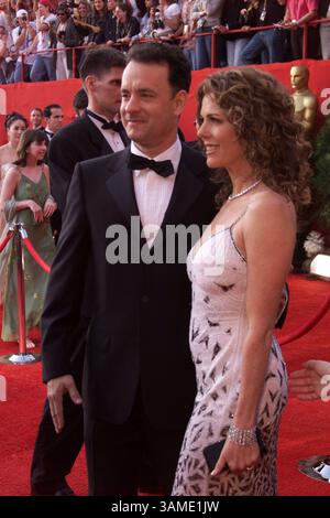 25. März 2001 – USA – KRT ENTERTAINMENT STORY SLUGGED: OSCARS KRT FOTO VON DANIEL A. ANDERSON/ORANGE COUNTY REGISTER (25. März) LOS ANGELES, KALIFORNIEN – Tom Hanks und Rita Wilson kommen zum 73. Annual Acedemy Awards in Los Angeles, Kalifornien, 25. März 2001. Hanks ist für seine Rolle im Film „Cast Away“ nominiert. -- (OC) PL BL KD 2001 (VERT.) (kn) -- EMBARGO FÜR WEB-VERÖFFENTLICHUNG BIS 21:00 Uhr PST -- KEINE KARTEN, KEINE VERKÄUFE BIS 8. APRIL 2001- (Kreditbild: © Orange County Register/mct/ZUMAPRESS.com) Stockfoto