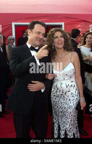 25. März 2001 – USA – KRT ENTERTAINMENT STORY SLUGGED: OSCARS KRT FOTO VON DANIEL A. ANDERSON/ORANGE COUNTY REGISTER (25. März) LOS ANGELES, KALIFORNIEN – Tom Hanks und Rita Wilson kommen zum 73. Annual Acedemy Awards in Los Angeles, Kalifornien, 25. März 2001. Hanks ist für seine Rolle im Film „Cast Away“ nominiert. -- (OC) PL BL KD 2001 (VERT.) (kn) -- EMBARGO FÜR WEB-VERÖFFENTLICHUNG BIS 21:00 Uhr PST -- KEINE KARTEN, KEINE VERKÄUFE BIS 8. APRIL 2001- (Kreditbild: © Orange County Register/mct/ZUMAPRESS.com) Stockfoto