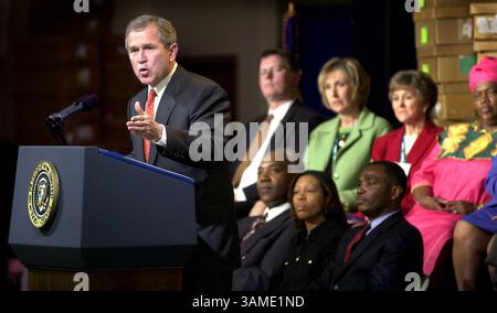 26. März 2001 - USA - KRT US NEWS STORY SLUGGED: BUSH KRT FOTO VON KEITH MYERS/KANSAS CITY STAR (25. März) KANSAS CITY, MO.-- Präsident George W. Bush brachte seine Botschaft zur Steuersenkung nach Kansas City, als er Bajan Industries am Montag, 25. März 2001 in Kansas City, Missouri sprach. (KC) PL KD BL 2001 (Horiz) (lde) (Kreditbild: © Kansas City Star/mct/ZUMAPRESS.com) Stockfoto