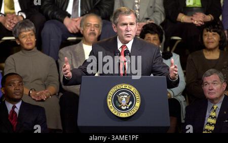 26. März 2001 - USA - KRT US NEWS STORY SLUGGED: BUSH KRT FOTO VON KEITH MYERS/KANSAS CITY STAR (25. März) KANSAS CITY, MO.-- Präsident George W. Bush brachte seine Botschaft zur Steuersenkung nach Kansas City, als er Bajan Industries am Montag, 25. März 2001 in Kansas City, Missouri sprach. (KC) PL KD BL 2001 (Horiz) (lde) (Kreditbild: © Kansas City Star/mct/ZUMAPRESS.com) Stockfoto