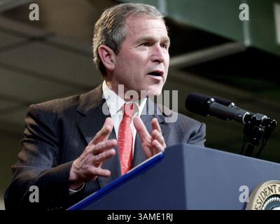 26. März 2001 - USA - KRT US NEWS STORY SCHLEPPTE: BUSH KRT FOTO VON SHANE KEYSER/KANSAS CITY STAR (25. März) KANSAS CITY, MO.-- in einem Gespräch mit den Angestellten eines kleinen Unternehmens sagte Präsident George W. Bush, dass seine vorgeschlagene Steuersenkung gut für die Wirtschaft wäre, weil sie den Kleinunternehmern helfen würde, während seines Aufenthalts bei Bajan Industries in Kansas City, Missouri, Montag, den 25. März 2001, mehr Arbeitsplätze zu schaffen. (KC) PL KD BL 2001 (Horiz) (lde) (Kreditbild: © Kansas City Star/mct/ZUMAPRESS.com) Stockfoto
