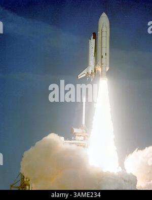 11. April 2001 - USA - KRT US-NEWS-STORY SCHLEPPTE: SCI-SHUTTLE-FOTO VON der NASA ÜBER KRT (11. April) der Orbiter Columbia hebt vom Startkomplex 39A im Kennedy Space Center, Florida auf seiner Jungfernfahrt ab. Columbia nähert sich dem 20. Jahrestag als Amerikas erstes Space Shuttle, das am 12. April 1981 gestartet wurde. (NASA) PL BL KD 2001 (VERT.) (kn) (Kreditbild: © NASA/mct/ZUMAPRESS.com) Stockfoto