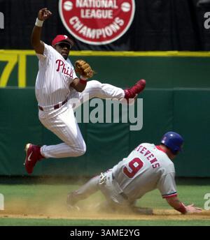 22. Mai 2001 - USA - KRT SPORTS STORY SLUGGED: EXPOS-PHILLIES KRT FOTO VON RON CORTES/PHILADELPHIA INQUIRER (27. Mai) PHILADELPHIA, PA--- Philadelphia Shortstop Jimmy Rollins bemüht sich tapfer, ein Doppelspiel abzuschließen, kam aber zu spät, als Lee Stevens im ersten Inning auf Zweiter ist. Die Phillies gewannen mit 7:5. (PH) NC KD 2001 (Vert) (lde) (Bild: © Philadelphia Inquirer/mct/ZUMAPRESS.com) Stockfoto