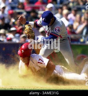 22. Mai 2001 - USA - KRT SPORTS STORY SLUGGED: EXPOS-PHILLIES KRT FOTO VON RON CORTES/PHILADELPHIA INQUIRER (27. Mai) PHILADELPHIA, PA-- Scott Rolen stiehlt die dritte Basis, als Fernando Tatis spät am Tag ist, im 7. Inning. Die Phillies gewannen mit 7:5. (PH) NC KD 2001 (Vert) (lde) (Bild: © Philadelphia Inquirer/mct/ZUMAPRESS.com) Stockfoto