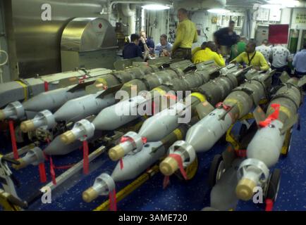 11. Oktober 2001 - USA - KRT STAND ALONE WORLD NEWS PHOTO SCHLEPPTE: ATTACKS-NAVY KRT FOTO VON LANCE H. MAYHEW/US NAVY NEWS FOTO (14. Oktober) Bomben stehen auf dem Mess Deck bereit, während Seeleute eine Pause auf dem USS Enterprise Flugzeugträger machen 11. Oktober 2001. (KRT) NC KD BL 2001 (Horiz) (gsb) (Kreditbild: © US Navy News/mct/ZUMAPRESS.com) Stockfoto