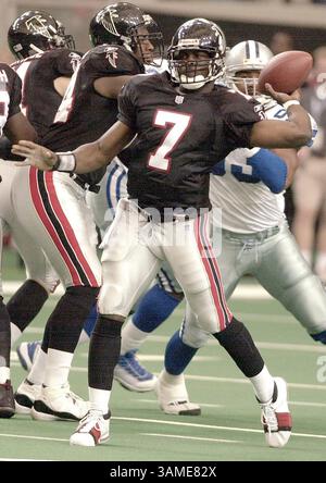 11. November 2001 - USA - KRT SPORTS STORY SLUGGED: COWBOYS-FALCONS KRT FOTO VON ROBERT SEAY/MACON TELEGRAPH (11. November) ATLANTA -- Atlantas Quarterback Michael Vick (7) macht einen Pass gegen Dallas beim Sieg der Falcons 20-13 Sonntag, 11. November 2001. (MA) NC KD BL 2001 (Vert) (gsb) (Kreditbild: © Macon Telegraph/mct/ZUMAPRESS.com) Stockfoto