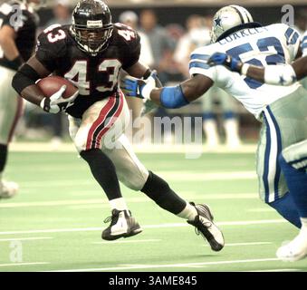 11. November 2001 - USA - KRT SPORTS STORY SLUGGED: COWBOYS-FALCONS KRT FOTO VON ROBERT SEAY/MACON TELEGRAPH (11. November) ATLANTA -- Maurice Smith aus ATLANTA (43) versucht Dallas' Dexter Coakley (53) bei einem Falcons-Sieg 20-13 zu entkommen Sonntag, 11. November 2001. (MA) NC KD BL 2001 (Horiz) (gsb) (Kreditbild: © Macon Telegraph/mct/ZUMAPRESS.com) Stockfoto