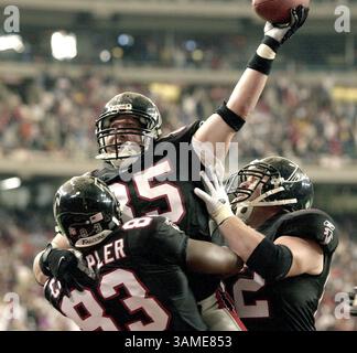 11. November 2001 - USA - KRT SPORTS STORY SLUGGED: COWBOYS-FALCONS KRT FOTO VON ROBERT SEAY/MACON TELEGRAPH (11. November) ATLANTA -- Brian Kozlowski (85) aus Atlanta feiert seinen spielsiegreichen Touchdown gegen Dallas bei einem Sieg der Falcons 20-13 Sonntag, 11. November 2001. (MA) NC KD BL 2001 (Vert) (gsb) (Kreditbild: © Macon Telegraph/mct/ZUMAPRESS.com) Stockfoto