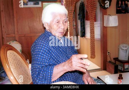 27. November 2001 - USA - KRT WORLD NEWS STORY SLUGGED: JAPAN KRT FOTO VON EMI DOI/KRT (29. November) Ushi Okushima, 100, eine ältere Bewohnerin aus Ogimi, Okinawa, Japan, wird während eines Interviews in ihrem Haus am 14. September 2001 gesehen. (KRT) (Bild: © PHOTOGNOSOURCE/mct/ZUMAPRESS.com) Stockfoto
