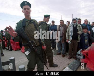 10. Dezember 2001 - USA - KRT WORLD NEWS STORY SLUGGED: MIDEAST-BETHLEHEM KRT FOTO VON SHARON ABBADY/KRT (10. Dezember) israelische Grenzschutzbeamte beschützen einen Checkpoint nach Bethlehem, 7. Dezember 2001. (KRT) NC KD BL 2001 (HORIZ.) (kn) (Bild: © PHOTOGNOSOURCE/mct/ZUMAPRESS.com) Stockfoto