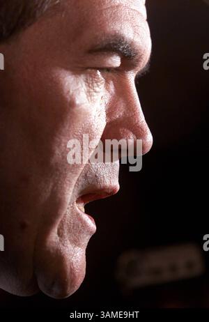 25. Oktober 2001 - USA - KRT US NEWS STORY SLUGGED: ATTACKS-SECURITY KRT FOTO VON CHUCK KENNEDY/KRT (7. März) Tom Ridge, Direktor des Office of Homeland Defense, spricht vor dem Treffen der US-Bürgermeisterkonferenz am Donnerstag, 25. Oktober 2001. (KRT) NC KD BL 2001 (Vert) (gsb) (Kreditbild: © PHOTOGNOSOURCE/mct/ZUMAPRESS.com) Stockfoto