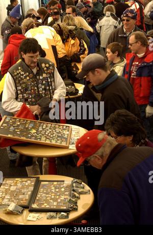 10. Februar 2002 – USA – KRT SPORTS STORY SLUGGED: OLY-COLLECTIBLES KRT FOTO VON JEFF LAWRENCE/KRT (10. Februar) Olympische Fans treffen sich im Coca-Cola Olympic Pin Trading Center am Salt Lake Olympic Square, um ihre Pins zu tauschen. (KRT) BL NC KD 2002 (Vert) (lde) (Kreditbild: © PHOTOGNOSOURCE/mct/ZUMAPRESS.com) Stockfoto