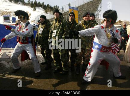 13. Februar 2002 - USA - KEINE MAGIE, KEINE VERKÄUFE - KRT SPORTS STORY SCHLEPPTE: OLYMPICS KRT FOTO VON DAMON WINTER/DALLAS MORNING NEWS (13. Februar) PARK CITY, UT - Elvis Imitatoren Cameron Johnson, links, und Kody Johnson, beide aus Los Angeles, werden von National Guardsmen begleitet, während sie an den einzelnen K120 Skisprungschanzen bei den Olympischen Winterspielen 2002 in Salt Lake City, Utah, Mittwoch, 13. Februar 2002, teilnehmen. (DA) NC KD BL 2002 (Horiz) (digitales Bild) (smd) (Credit Image: © Dallas Morning News/mct/ZUMAPRESS.com) Stockfoto