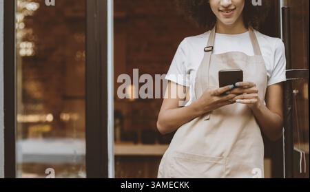 Moderner Service, Online-App zur Bestellung und Lieferung von Getränken aus der Cafeteria nach Covid-19-Sperre Stockfoto