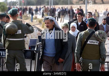 21. Februar 2002 - USA - KRT WORLD NEWS STORY SLUGGED: MIDEAST-CHECKPOINTS KRT FOTO PER FLASH 90/KRT (21. Februar) Palästinenser passieren den Bethlehem Checkpoint im Dezember 2001. (KRT) NC KD BL 2002 (HORIZ.) (kn) (Bild: © Flash 90/mct/ZUMAPRESS.com) Stockfoto