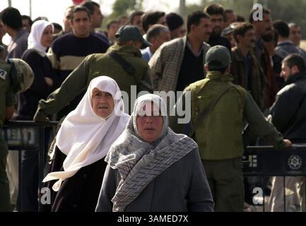 21. Februar 2002 - USA - KRT WORLD NEWS STORY SLUGGED: MIDEAST-CHECKPOINTS KRT FOTO VON NATI SHOHAT/KRT (21. Februar) Palästinenser gehen im Dezember 2001 durch den Bethlehem Checkpoint. (KRT) NC KD BL 2002 (HORIZ.) (kn) (Bild: © Flash 90/mct/ZUMAPRESS.com) Stockfoto