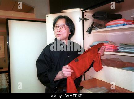 7. März 2002 - USA - KRT WORLD NEWS STORY SLUGGED: JAPAN-KIMONO KRT FOTO VON EMI DOI/KRT (März) Kinzo Kawatsuka, 56, zeigt Kimono Accessoires in seinem Geschäft in Kyoto, Japan. (KRT) NC KD BL 2002 (HORIZ.) (gsb) (Kreditbild: © PHOTOGNOSOURCE/mct/ZUMAPRESS.com) Stockfoto