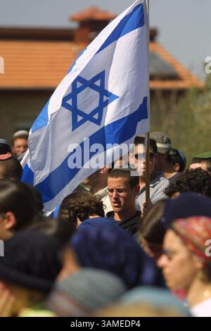 8. März 2002 - USA - KRT WORLD NEWS STORY SLUGGED: MIDEAST KRT FOTO BY FLASH 90/KRT (8. März) Israelis nehmen an der Beerdigung von Aharon Krugiat am Freitag, 8. März 2002 Teil. (KRT) NC KD BL 2002 (Bild: © Flash 90/mct/ZUMAPRESS.com) Stockfoto
