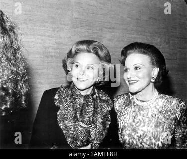 4. Dezember 1987 - STAMP, USA - KRT US NEWS SLUGGED: OBIT-LANDERS KRT FOTO VON JOHN BARTLEY/CHICAGO TRIBUNE (22. Juni), Kolumnistin Ann Landers, gezeigt auf diesem Dateifoto von 1987 mit ihrer Schwester Pauline Phillips (Dear Abby), deren richtiger Name Esther Lederer war, starb heute, 22. Juni 2002. Sie war 83. (TB) NC KD 2002 (Horiz) (lde) (NUR Schwarzweiß) (Kreditbild: © Chicago Tribune/mct/ZUMAPRESS.com) Stockfoto