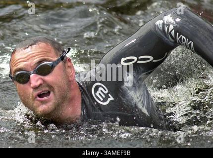 29. SEPTEMBER 1999 - STAMP, USA - KRT STAND ALONE US NEWS STORY SLUGGED: SWIMMER KRT FOTO VON JOE ROSSI/ST. PAUL PIONEER PRESS (6. Juli) BEMIDJI, MN – Martin Strel aus Slowenien schwimmt durch Bemidji, Minnesota, 6. Juli 2002, auf dem Weg, den mehr als 2.300 Meilen langen Mississippi zu schwimmen. (SP) NC KD BL 2002 (Horiz) (gsb) (Kreditbild: © St. Paul Pioneer Press/mct/ZUMAPRESS.com) Stockfoto