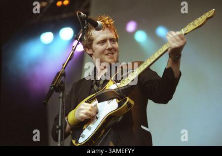 6. Mai 2002 – USA – KRT STAND ALONE ENTERTAINMENT PHOTO SLUGGED: FRAMES KRT PHOTO VON LIAM SWEENEY/KRT (22. Mai) Frontmann Glen Hansard der irischen Gruppe The Frames at Dublin Castle, 6. Mai 2002. (KRT) BL NC KD 2002 (Horiz) (lde) (Kreditbild: © PHOTOGNOSOURCE/mct/ZUMAPRESS.com) Stockfoto