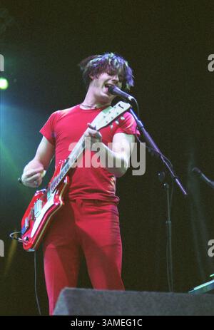 6. Mai 2002 – USA – KRT STAND-ALONE ENTERTAINMENT PHOTO SLUGGED: WHITESTRIPES KRT PHOTOGRAPHIE VON LIAM SWEENEY/KRT (22. Mai) Jack White von der Detroit Band White Strip während einer Aufführung 2002 in Dublin, Irland. (KRT) BL NC KD 2002 (Vert) (lde) (Kreditbild: © PHOTOGNOSOURCE/mct/ZUMAPRESS.com) Stockfoto