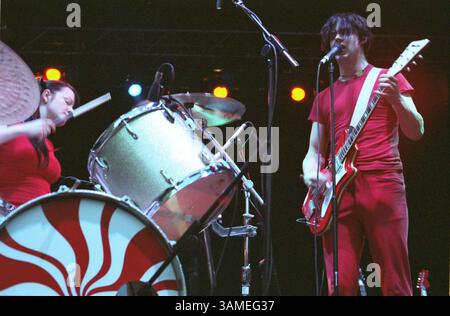 6. Mai 2002 – USA – KRT STAND-ALONE ENTERTAINMENT PHOTO SLUGGED: WHITESTRIPES KRT PHOTO VON LIAM SWEENEY/KRT (22. Mai) Jack White von der Detroit Band White Stripes tritt während einer Show in Dublin, Irland, am 4. Mai 2002 auf. (KRT) BL NC KD 2002 (Horiz) (lde) (Kreditbild: © PHOTOGNOSOURCE/mct/ZUMAPRESS.com) Stockfoto