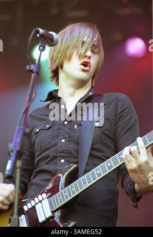 6. Mai 2002 - USA - KRT STAND-ALONE ENTERTAINMENT PHOTO SLUGGED: VONBONDIES KRT FOTO VON LIAM SWEENEY/KRT (22. Mai) Frontmann Jason Stollsteimer von der Detroit Garage Band The von Bondies tritt am 4. Mai 2002 in Dublin auf. (KRT) BL NC KD 2002 (Vert) (lde) (Kreditbild: © PHOTOGNOSOURCE/mct/ZUMAPRESS.com) Stockfoto