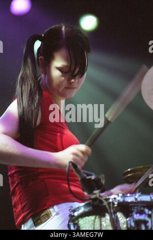 6. Mai 2002 – USA – KRT STAND-ALONE ENTERTAINMENT PHOTO SLUGGED: WHITESTRIPES KRT PHOTOGRAPHIE VON LIAM SWEENEY/KRT (22. Mai) Drummer Meg White während einer White Stripes Performance in Dublin, Irland. (KRT) BL NC KD 2002 (Vert) (lde) (Kreditbild: © PHOTOGNOSOURCE/mct/ZUMAPRESS.com) Stockfoto
