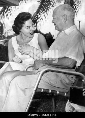 22. Juni 2002 - STAMP, USA - KRT US NEWS SLUGGED: OBIT-LANDERS KRT FOTO VON DOUG KENNEDY/MIAMI HERALD (FORT LAUDERDALE OUT) (22. Juni) Ann Landers trifft sich 1957 mit ihrem größten Fan in Miami Beach. Simon Davis schrieb ihren ersten Fanbrief zehn Jahre zuvor, als ihre Kolumne 1947 in The Miami Herald erschien. Die Kolumnistin Ann Landers, die auf diesem Aktenfoto vom Oktober 1957 gezeigt wurde und deren richtiger Name Esther Lederer war, starb heute, am 22. Juni 2002. Sie war 83. (MI) NC KD 2002 (Vert) (lde) (NUR Schwarzweiß) (Kreditbild: © Miami Herald/mct/ZUMAPRESS.com) Stockfoto