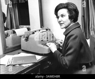 22. Juni 2002 - STAMP, USA - KRT US NEWS SCHLEPPTE: OBIT-LANDERS KRT FOTOGRAFIE VIA CHICAGO TRIBUNE (22. Juni) die Kolumnistin Ann Landers, gezeigt auf diesem 1968 Aktenfoto, dessen richtiger Name Esther Lederer war, starb heute, 22. Juni 2002. Sie war 83. (TB) NC KD 2002 (Horiz) (lde) (NUR Schwarzweiß) (Kreditbild: © Chicago Tribune/mct/ZUMAPRESS.com) Stockfoto