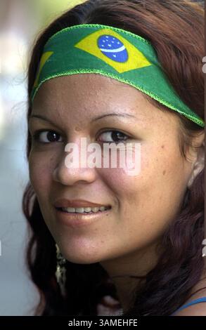 28. Juni 2002 - STAMP, USA - KRT WORLD NEWS STORY SLUGGED: WORLDCUP KRT FOTO VON TERRY HARRIS/KRT (28. Juni) Vanessa Perreira zeigt ihre Unterstützung am Freitag, 28. Juni 2002, für die brasilianische Weltmeisterschaft, die am Sonntag gegen Deutschland antritt. (KRT) NC KD BL 2002 (Vert) (gsb) (Kreditbild: © PHOTOGNOSOURCE/mct/ZUMAPRESS.com) Stockfoto
