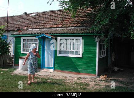 25. Juli 2002 - STAMP, USA - KRT WORLD NEWS STORY SLUGGED: RUSSLAND-FARMERS KRT FOTO VON MARK MCDONALD (6. August) Valentina Sevastyanova, Witwer, lebt in dem Haus, in dem der ehemalige russische Präsident Michail Gorbatschow als junger Mann im südrussischen Dorf Privolnoje lebte. (KRT) NC KD 2002 (Horiz) (smd) (Abbildung: © PHOTOGNOSOURCE/mct/ZUMAPRESS.com) Stockfoto