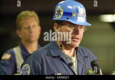 25. Juli 2002 - STAMP, USA - KRT US NEWS STORY SLUGGED: MINERSTRAPPED KRT FOTO VON LAURENCE KESTERSON/PHILADELPHIA INQUIRER (25. Juli) SOMERSET, PA - Dan Sacco, ein Mitglied des medizinischen Notfallteams der Mine, beschreibt die Szene in der Mine Quecreek während einer Pressekonferenz in Somerset, Pennsylvania, am Donnerstag, 25. Juli 2002. (PH) NC KD 2002 (Horiz) (mvw) (Kreditbild: © Philadelphia Inquirer/mct/ZUMAPRESS.com) Stockfoto
