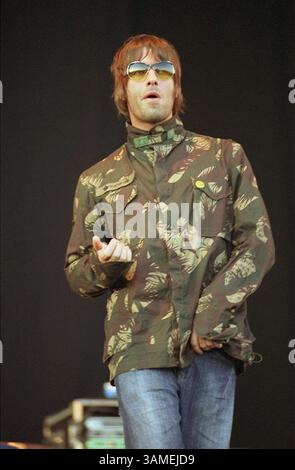 14. Juli 2002 – USA – KRT STAND-ALONE-FOTO – KRT-FOTO VON LIAM SWEENEY/KRT (20. September) Oasis-Leadsängerin Liam Gallagher tritt am 14. Juli 2002 beim Witnness Festival in County Meath, Irland auf. (KRT) NC KD BL 2002 (Vert) (smd) (Kreditbild: © PHOTOGNOSOURCE/mct/ZUMAPRESS.com) Stockfoto