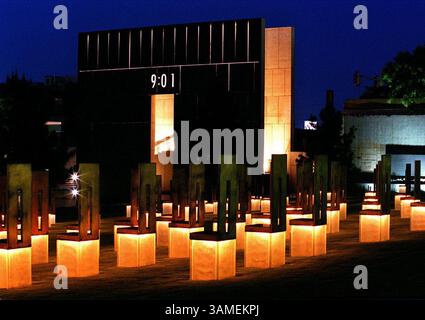 1. JANUAR 2004 - STAMP, USA - KRT TRAVEL STORY SLUGGED: OKLAHOMACITY KRT PHOTOGRAPHIE VON TOM UHLENBROCK/ST. LOUIS POST-DISPATCH (12. August) das Oklahoma City National Memorial enthält ein Feld mit leeren Stühlen, einer für jeden der 168 Menschen, die beim Bombenanschlag auf das Alfred P. Murrah Federal Building am 19. April 1995 starben. (SL) BL NC KD 2002 (Horiz) (lde) (Kreditbild: © St. Louis Post-Dispatch/mct/ZUMAPRESS.com) Stockfoto