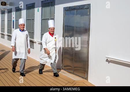 Bahamas, Norwegian Cruise Line NCL Breakaway Schiff 11-tägige Route in der östlichen Karibik, an Bord Außendeck, Crew Personal Asian man Men, Kreuzfahrtschiff Stockfoto