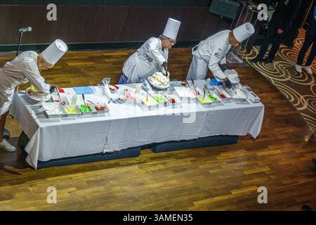 Bahamas, Norwegian Cruise Line NCL Breakaway Schiff 11-tägige Route in der östlichen Karibik, an Bord innen, das Atrium von oben, Kuchen d Stockfoto